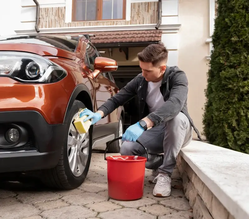 Lavage auto à domicile Montigny-sur-Vence : professionnel intervenant sur un véhicule